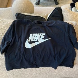 Nike cropped t-shirt the shirt on the additional photos are for approximate fit